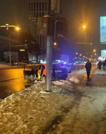 В Новосибирске автомобиль наехал на остановку, пострадали 6 человек