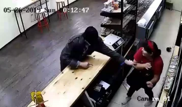 Фото: В Кузбассе ограбление магазина попало на видео 1