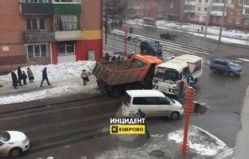 Фото: В Кемерове КамАЗ столкнулся с маршруткой 1