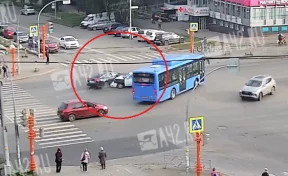 Полез вперёд автобуса: момент ДТП на проспекте Ленина в Кемерове попал на видео