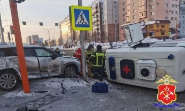 Фото: В Кузбассе автомобиль скорой помощи попал в ДТП и перевернулся: пострадали медики и пациент 2