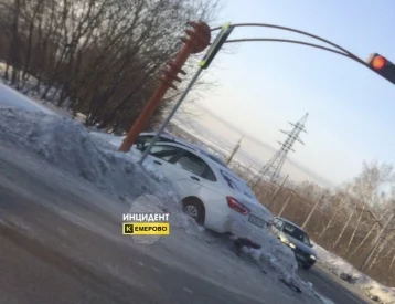 Фото: «Сильнейший удар»: в Кемерове легковые авто вынесло с проезжей части на тротуар 1