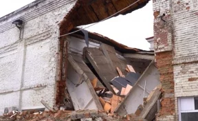 «Прошло почти полтора года»: в Кузбассе начали сносить школу, в которой рухнул потолок