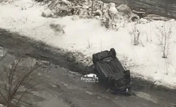 Фото: В Кемерове перевернулся легковой автомобиль 1