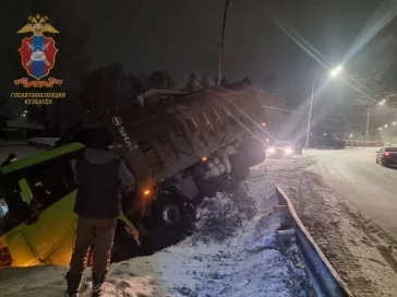 Фото: В Новокузнецке большегруз врезался в столб: водитель был лишён прав 2