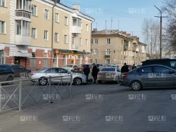 Фото: Две Toyota Camry заблокировали проезд на оживлённой улице в Кемерове 1