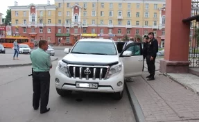 Кемеровский должник приехал в УФССП на джипе и остался без машины