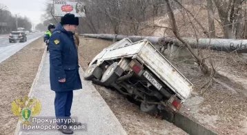 Фото: В Находке автомобиль вылетел на тротуар и сбил троих подростков 1