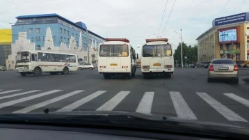 Фото: Кемеровчане возмущены заезжающими за стоп-линию водителями маршруток 1