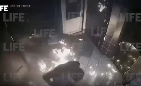 В Сети появилось видео из ночного клуба в Новокузнецке, где посетитель устроил пожар