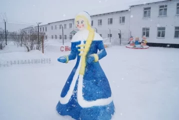 Фото: Миньоны, Емеля и Снегурочка: в кузбасской колонии прошёл конкурс новогодних фигур из снега и льда 8