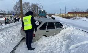 На Урале автомобиль с девушкой за рулём попал под поезд: стали известны подробности ДТП
