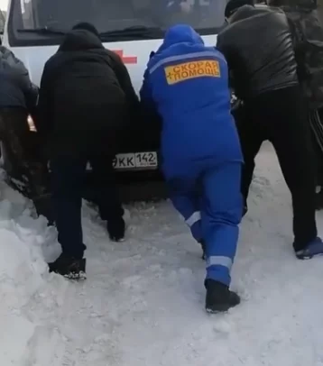 Фото: В Кемерове машина скорой помощи застряла в снегу 1