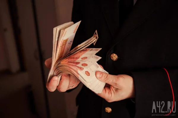 Кемеровская курьерская служба выплатит штраф в полмиллиона за взятку сотруднику аэропорта