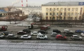 В Кемерове упавший с автокрана гараж заблокировал дорогу, момент происшествия попал на видео