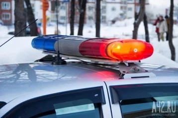 Фото: Многотонник с щебнем перевернулся на круговом перекрёстке в Новокузнецке 1