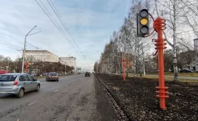 В Кемерове на Октябрьском проспекте установили новый светофор