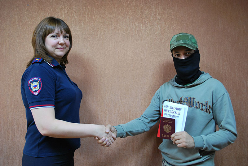 В Кузбассе иностранцу, участвующему в СВО, вручили российский паспорт