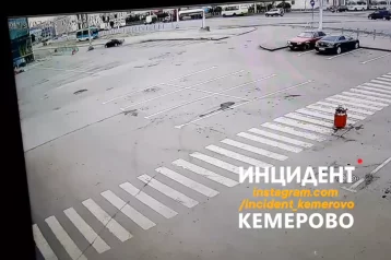 Фото: Опубликовано видео наезда Hyundai на кемеровский ТЦ «Я» 1