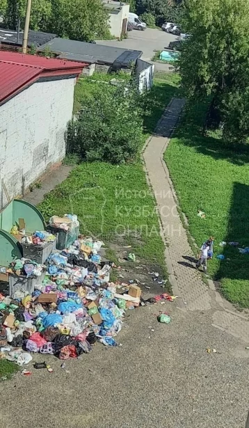 Фото: Жители кузбасского города добились уничтожения мусорной свалки во дворе дома 1