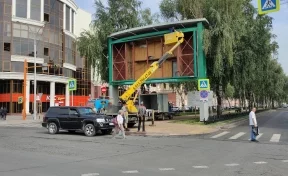 В Кемерове демонтировали рекламный баннер на улице Кирова. Много лет он загораживал вид на аллею