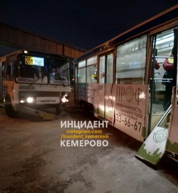 Фото: В Кемерове маршрутка въехала в трамвай 1