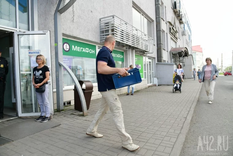 Фото: В Кемерове приставы закрыли торговый центр «Я» 5