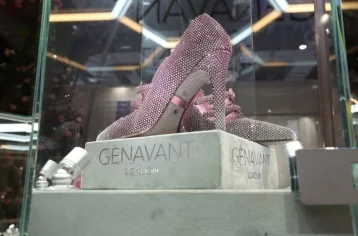 Фото: На выставке в Китае показали туфли, полностью покрытые розовыми бриллиантами 1
