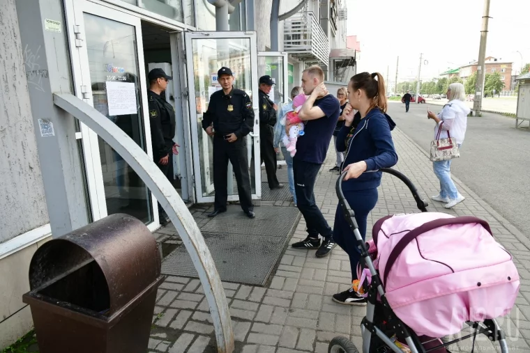 Фото: В Кемерове приставы закрыли торговый центр «Я» 6