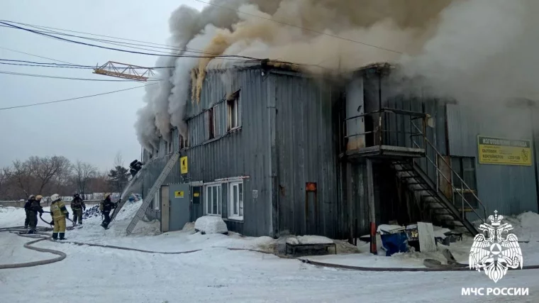 Фото: В Новокузнецке 27 человек тушили пожар на складе 2