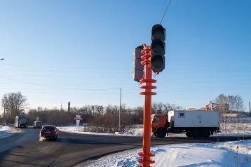 Фото: В Кемерове на перекрёстке улиц Баха и Спасской установили временный светофор 1