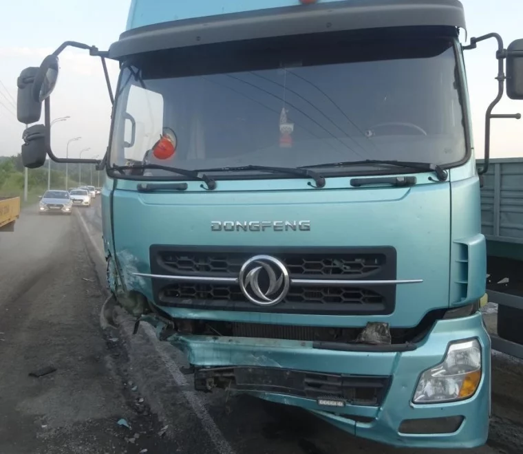 Фото: В Кузбассе после ДТП машина превратилась в груду металла, есть погибший 2
