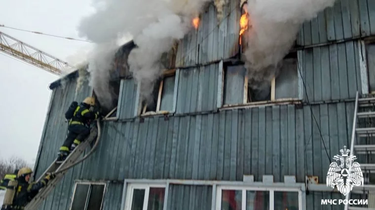 Фото: В Новокузнецке 27 человек тушили пожар на складе 3