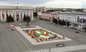 На площади Советов в Кемерове высадят цветы в виде маски