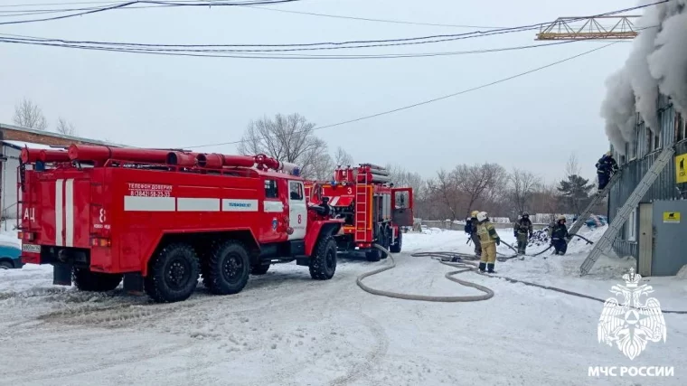 Фото: В Новокузнецке 27 человек тушили пожар на складе 4