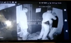 Появилось новое видео конфликта сотрудников кузбасской колонии с посетителем магазина