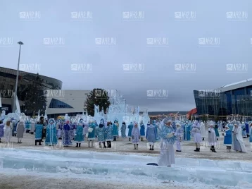 Фото: Новый рекорд: кузбасские Снегурочки встали в самый большой в России хоровод 1