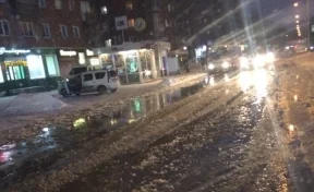 В Кемерове холодная вода затопила улицу в Кировском районе 