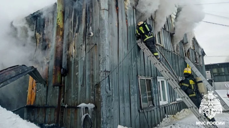 Фото: В Новокузнецке 27 человек тушили пожар на складе 5