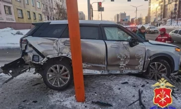 Фото: В Кузбассе автомобиль скорой помощи попал в ДТП и перевернулся: пострадали медики и пациент 3