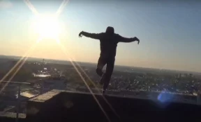 В Кемерове подростки устроили опасные игры на крыше многоэтажки и сняли это на видео