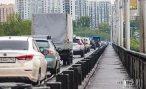 В Кемерове водителей начали штрафовать за езду по выделенной полосе на Кузбасском мосту