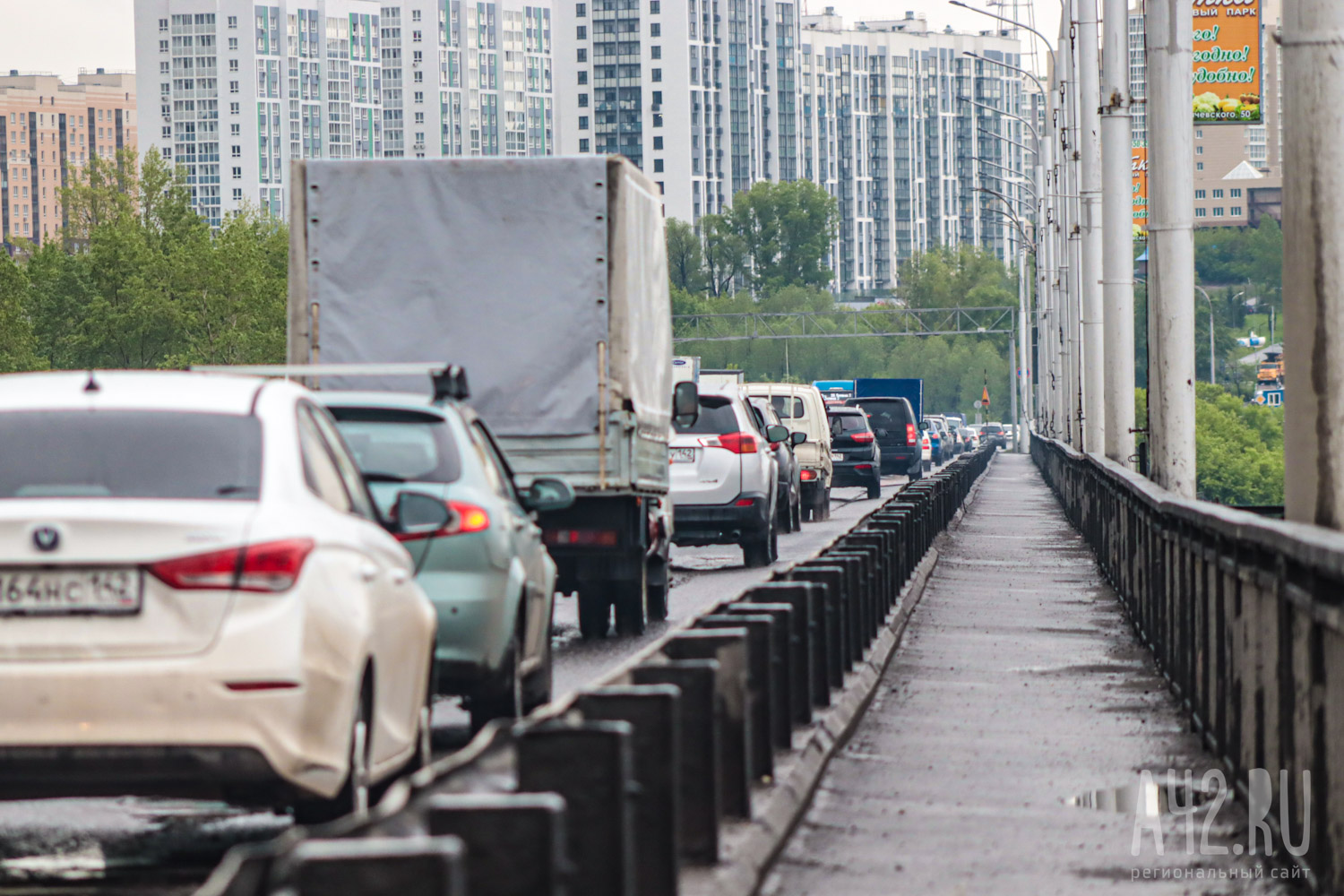 В Кемерове водителей начали штрафовать за езду по выделенной полосе на Кузбасском мосту