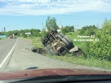 Фото: В Кемерове автокран слетел с дороги и перевернулся  4