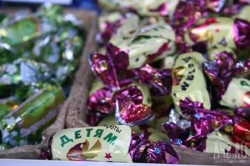 Фото: «Конфеты с белым налётом»: власти кузбасского города ответили на критику «просроченных» подарков для школьников 1