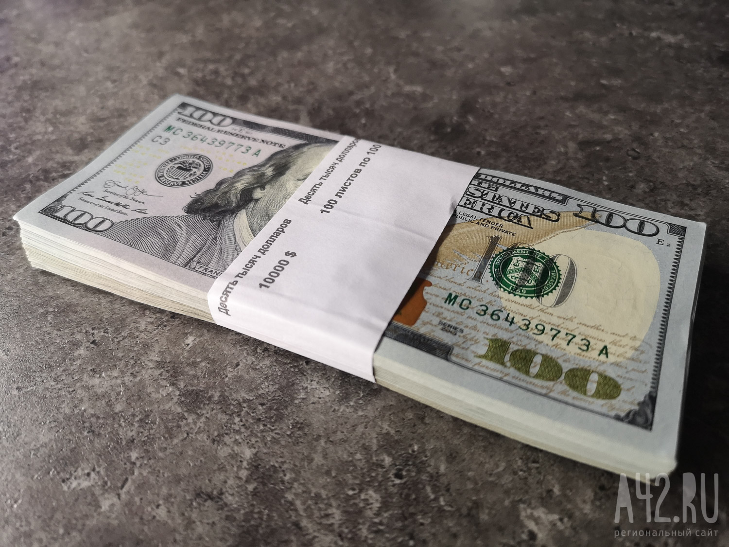 В Кузбассе 68-летняя учительница отдала мошенникам 25 тысяч долларов