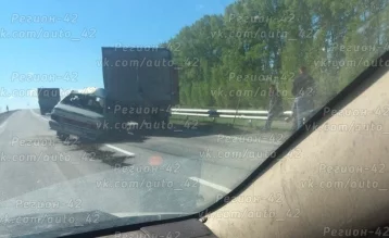 Фото: На кузбасской трассе ВАЗ залетел под грузовик 1