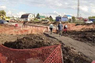 Фото: Дмитрий Анисимов: подрядчики отсыпают тротуары в зоне реновации после замечаний кемеровчан 3