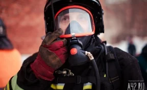 21 пожарный тушили горящий многоквартирный дом в Кемерове