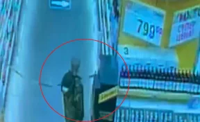 Пьяный кемеровчанин попытался украсть алкоголь и закуски из гипермаркета: инцидент попал на видео